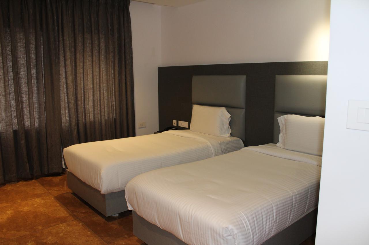 Hotel Hills Tirupattur Tiruppatur Exteriör bild